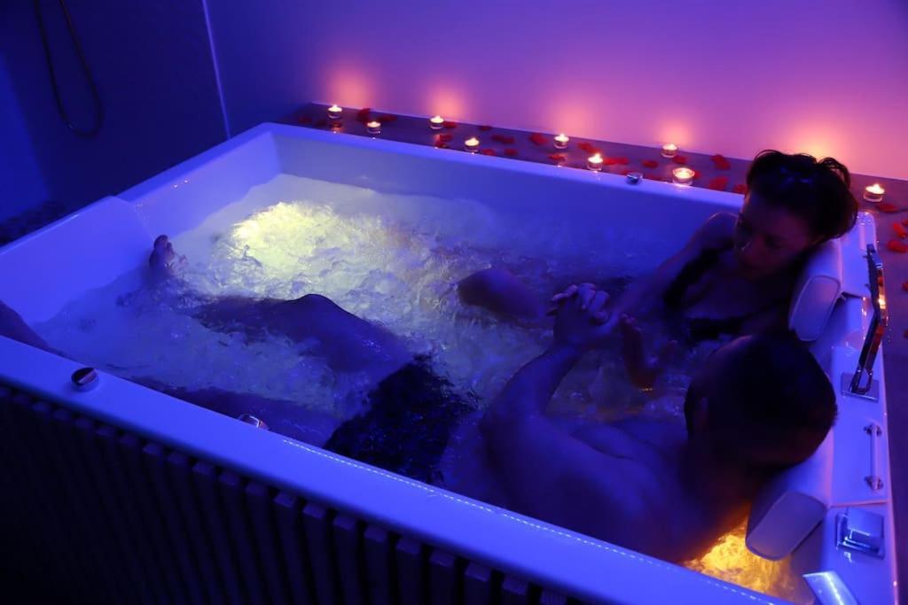 Love Room Unique - Sauna / Jacuzzi Charleville-Mezieres Exterior foto
